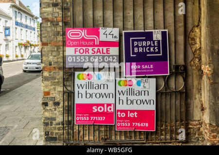 Der Immobilienmakler Boards für Wohnungen zum Verkauf in King's Lynn, Norfolk. Stockfoto