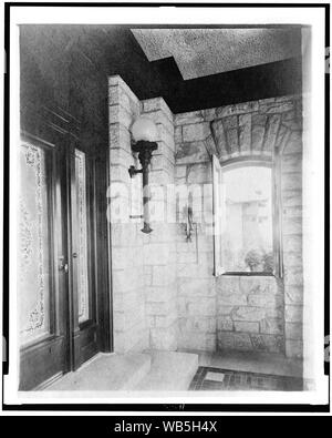 Eingang mit geätztem Glas Tür links, Wandleuchte und Fenster öffnen, in der Heimat von Edmund Cogswell Converse, Greenwich, Connecticut Abstract / Medium: 1 Foto: cyanotypie. Stockfoto