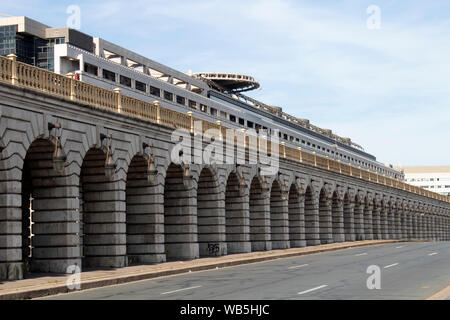 Bogenförmige Brücke die Gleise über die Seine, Pont de Bercy, Paris, Frankreich Stockfoto