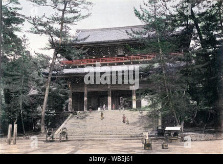 [1890s Japan - Tor der Buddhistischen Chion-in Tempel in Kyoto] - Eingangstor von Chion-in Tempel in Higashiyama-ku, Kyoto. Der Tempel ist der Sitz des Jodo Shu (Reines Land Sekte) gegründet von Hounen (1133-1212). Der ursprüngliche Tempel wurde in 1234 gebaut. Es wurde zerstört und mehrmals umgebaut. 19 Vintage albumen Foto. Stockfoto