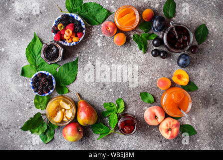 Sortiment von Marmelade in Gläser Stockfoto