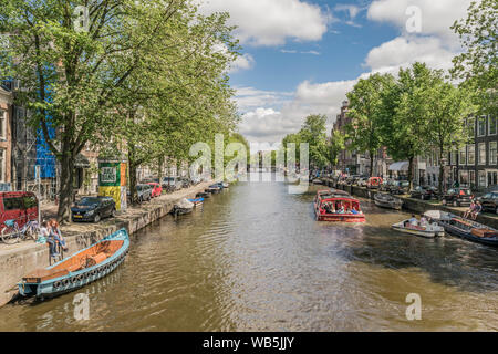 Amsterdam Canal, gesäumt mit Yachten in Amsterdam, Niederlande Stockfoto