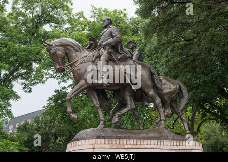 Reiterstandbild von Konföderierten General Robert E. Lee, rittlings auf seinem Pferd, Traveller, in den Park, der das Hauptquartier der Dallas Park Board umgibt in Oak Lawn" in Dallas, Texas Stockfoto