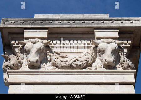 Steinbildhauerei mit Bullen, die Köpfe auf die tragende Säule der Brücke Viaduc d'Austerlitz, Paris, Frankreich Stockfoto