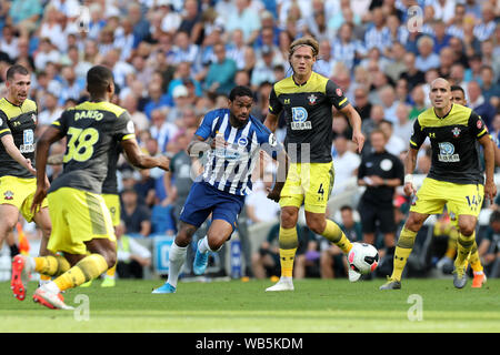 Brighton, UK. 24 August, 2019. Brighton, Jurgen Locadia macht eine Pause während der Premier League Match zwischen Brighton und Hove Albion und Southampton an der American Express Community Stadium, Brighton und Hove am Samstag, den 24. August 2019. (Credit: Jon Bromley | MI Nachrichten) Credit: MI Nachrichten & Sport/Alamy leben Nachrichten Stockfoto