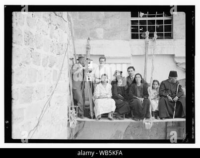 Eric und Edith Matson mit Film Kamera, stehend auf der Plattform von Gebäude ausgesetzt ist, mit anderen Menschen, Jerusalem? Abstract / Medium: G. Eric und Edith Matson Fotosammlung Stockfoto