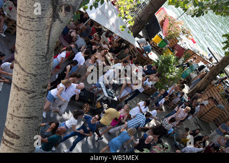 Die Menschen tanzen auf die Ufer der Seine, Paris Frankreich Stockfoto