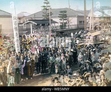 [1890s Japan - Japanische Trauerzug] - ein Trauerzug. Die trauernden tragen große Cluster von künstlichen Blumen. 19 Vintage albumen Foto. Stockfoto