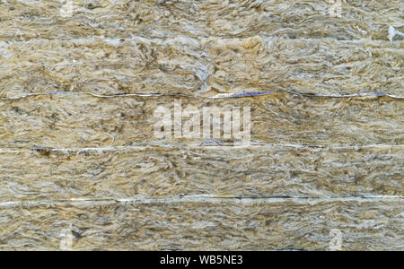 Mineralwolle als Wärmedämmung Material für den Bau eines Hauses verwendet. Glaswolle Hintergrund. Stockfoto