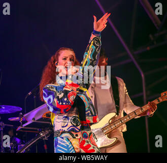 Jess Glynne führt während der großen Feastival bei Churchill Heide Bauernhof in Kingham, Chipping Norton. Stockfoto