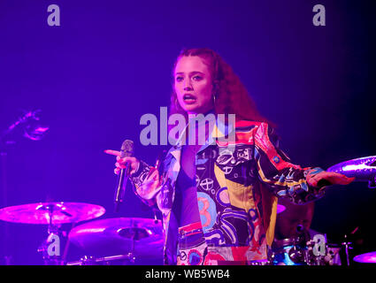 Jess Glynne führt während der großen Feastival bei Churchill Heide Bauernhof in Kingham, Chipping Norton. Stockfoto