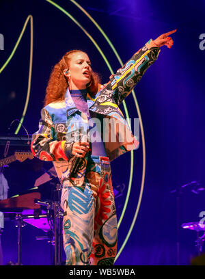 Jess Glynne führt während der großen Feastival bei Churchill Heide Bauernhof in Kingham, Chipping Norton. Stockfoto