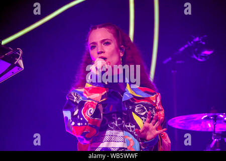 Jess Glynne führt während der großen Feastival bei Churchill Heide Bauernhof in Kingham, Chipping Norton. Stockfoto