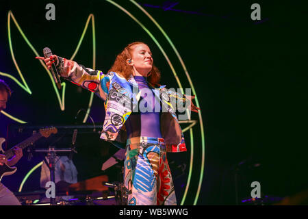 Jess Glynne führt während der großen Feastival bei Churchill Heide Bauernhof in Kingham, Chipping Norton. Stockfoto