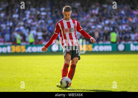 24. August 2019, Bramall Lane, Sheffield, England; Premier League Fußball, Sheffield United vs Leicester City; Oliver Norwood (16) von Sheffield United überquert der Ball Credit: Craig Milner/News Bilder der Englischen Football League Bilder unterliegen DataCo Lizenz Stockfoto