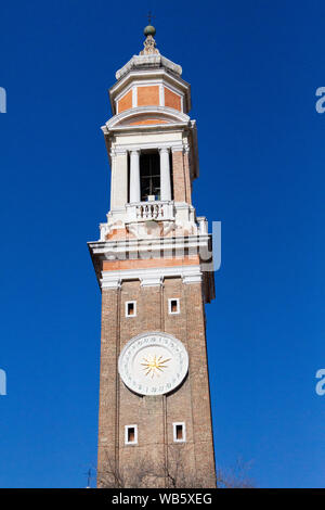 Der Glockenturm der Chiesa dei Santi Apostoli di Cristo (Kirche der Heiligen Apostel Christi), die gemeinhin als San Apostoli. Stockfoto