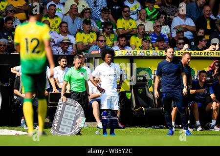 24. August 2019, Carrow Road, Norwich, England, Premier League, Fußball, Norwich City vs Chelsea: William (10) von Chelsea wartet Christian Pulisic (22) von Chelsea Kredit zu ersetzen: Georgie Kerr/News Bilder Premier League/EFL Fußball Bilder unterliegen dem DataCo Lizenz Stockfoto