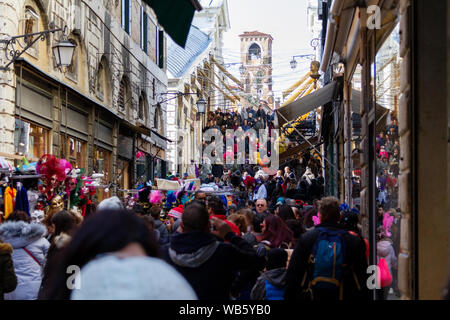 Überfüllte Straßen von Venedig im Karneval. Stockfoto
