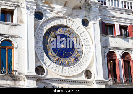 St Mark's Uhr Clock Tower auf der Piazza San Marco (Markusplatz). Stockfoto