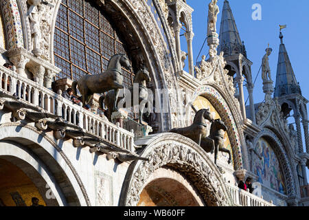 Statuen von Pferden auf der westlichen Fassade des St Mark's Basilika. Stockfoto