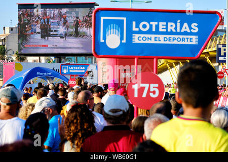 Torrevieja, Spanien - 24. August 2019: Viele Menschen unkenntlich Zuschauer während La Vuelta internationale Radfahren beobachten Rennen, Spanien Stockfoto