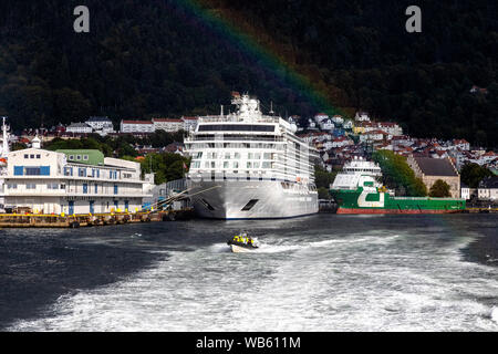 Kreuzfahrtschiff Viking Meer neben dem Terminal am Skolten und Offshore Supply Vessel Bourbon Saphir, in den Hafen von Bergen, Norwegen Stockfoto