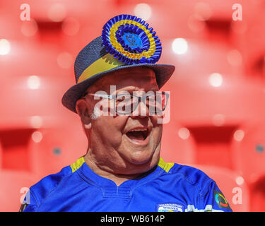 24. August 2019, Wembley Stadion, London, England; 2019 Coral das Endspiel um den Challenge Cup; St Helens vs Wölfe Warrington Warrington fans aalen sich in der Sonne vor dem Kick-off Credit: Mark Cosgrove/News Bilder Stockfoto