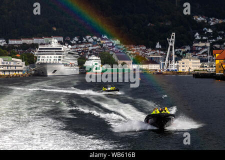 Kreuzfahrtschiff Viking Meer neben dem Terminal am Skolten und Offshore Supply Vessel Bourbon Saphir, in den Hafen von Bergen, Norwegen. Kleine high speed sig Stockfoto