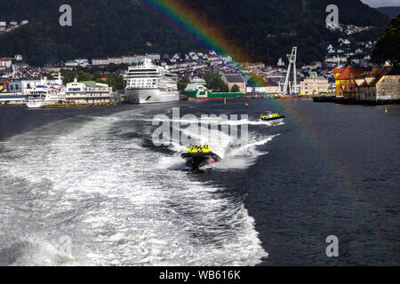 Kreuzfahrtschiff Viking Meer neben dem Terminal am Skolten und Offshore Supply Vessel Bourbon Saphir, in den Hafen von Bergen, Norwegen. Kleine high speed sig Stockfoto