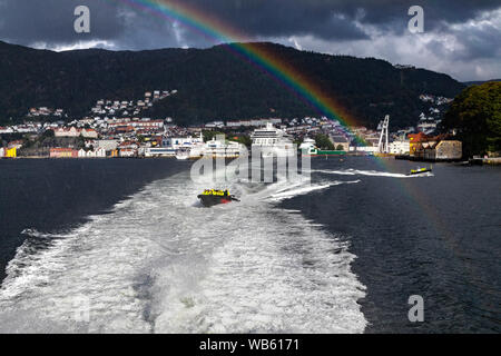 Kreuzfahrtschiff Viking Meer neben dem Terminal am Skolten und Offshore Supply Vessel Bourbon Saphir, in den Hafen von Bergen, Norwegen. Kleine high speed sig Stockfoto