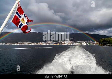 Ein Regenbogen über Eingang zum Hafen von Bergen, Norwegen scheint. Kreuzfahrtschiff Viking Meer neben dem Terminal am Skolten. Blick vom Fahrgast- ca Stockfoto