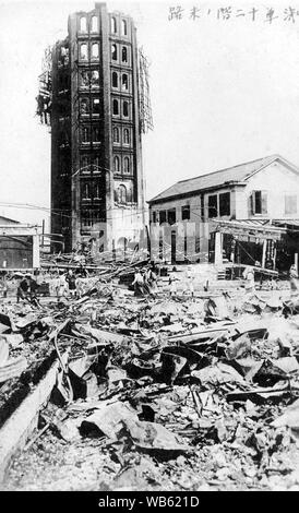 [1920s Japan - Kanto Erdbeben] - Die Ruinen von Ryounkaku in Asakusa Park in Tokio nach dem großen Kanto-erdbeben (Kanto Daishinsai) September 1, 1923 (taisho 12). Japan's ersten Wolkenkratzer, und besser als Junikai oder zwölf Geschichten, der Turm wurde am berühmten Tokyo Symbol bekannt. 20. Jahrhundert vintage Silbergelatineabzug. Stockfoto