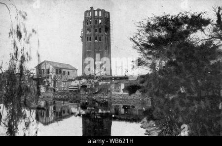 [1920s Japan - Kanto Erdbeben] - Die Ruinen von Ryounkaku in Asakusa Park in Tokio nach dem großen Kanto-erdbeben (Kanto Daishinsai) September 1, 1923 (taisho 12). Japan's ersten Wolkenkratzer, und besser als Junikai oder zwölf Geschichten, der Turm wurde am berühmten Tokyo Symbol bekannt. 20. Jahrhundert vintage Silbergelatineabzug. Stockfoto
