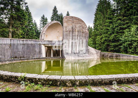 Bojiste, Bosnien und Herzegowina - 15. Juli 2019. Konkrete Denkmal na Spomenik Korcanici in Grmec Berg. Stockfoto