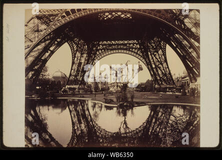 Ausstellung für Gebäude und Grundstück durch den unteren Teil der Eiffelturm, Paris Exposition, 1889 Abstract / Medium: 1 photoprint: eiklar gesehen. Stockfoto