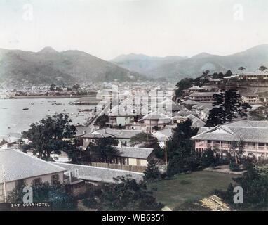 [1890s Japan - Oura ausländische Siedlung in Nagasaki] - Blick auf den Hafen von Nagasaki und die ausländische Siedlung in Oura und Higashiyamate in Nagasaki, Japan. Auf der rechten Seite ist die Belle Vue Hotel, entfernt, wo der Tokyu Hotel jetzt steht. Die Gebäude auf dem Hügel im Hintergrund des Hotels ist Russell Hall des Kwassui Gakuin (1876 gebaut). Teil von Dejima Insel ist in der hintersten Ecke des Hafens sichtbar. Eiklar Foto um 1885 übernommen. 19 Vintage albumen Foto. Stockfoto