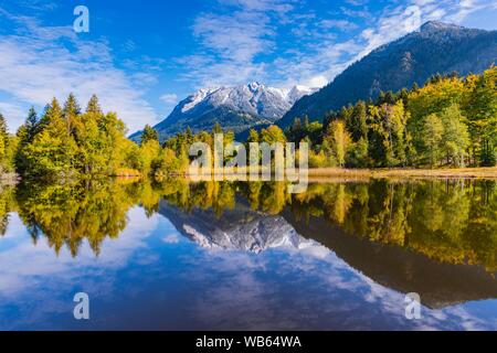 Rubihorn und Gaisalphorn, 1957 m, 1953 m, und Schattenberg, 1845 m, mit dem ersten Schnee im Herbst, Wasser Reflexion in den Teich, im Herbst, in der Nähe von Oberstdorf. Stockfoto