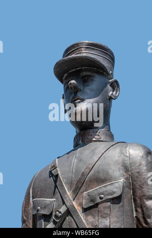 Dinant, Belgien - 26 Juni, 2019: Nahaufnahme von Dark Bronze Büste und Leiter von Charles de Gaulle statue gegen den blauen Himmel. Stockfoto