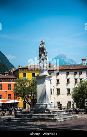 Riva del Garda ist einer der schönen kleinen Städten an diesem See in Norditalien. Gardasee ist eine beliebte europäische Reiseziel in der Nähe der Dolomiten Stockfoto