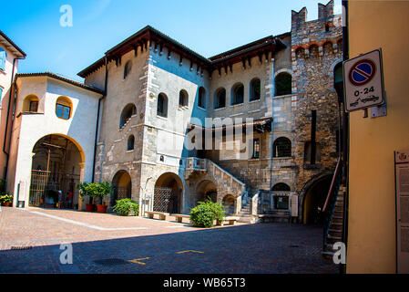 Riva del Garda ist einer der schönen kleinen Städten an diesem See in Norditalien. Gardasee ist eine beliebte europäische Reiseziel in der Nähe der Dolomiten Stockfoto