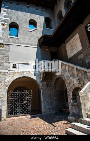 Riva del Garda ist einer der schönen kleinen Städten an diesem See in Norditalien. Gardasee ist eine beliebte europäische Reiseziel in der Nähe der Dolomiten Stockfoto