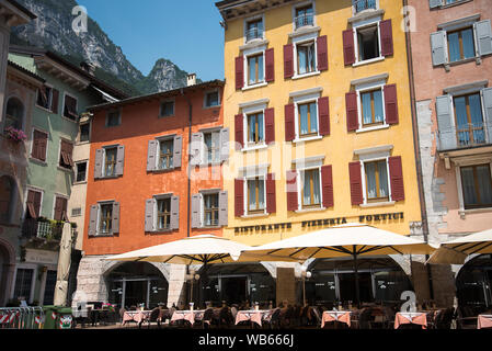 Riva del Garda ist einer der schönen kleinen Städten an diesem See in Norditalien. Gardasee ist eine beliebte europäische Reiseziel in der Nähe der Dolomiten Stockfoto