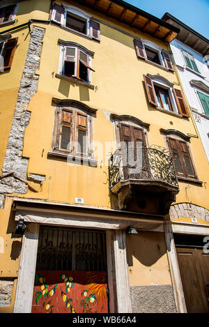 Riva del Garda ist einer der schönen kleinen Städten an diesem See in Norditalien. Gardasee ist eine beliebte europäische Reiseziel in der Nähe der Dolomiten Stockfoto