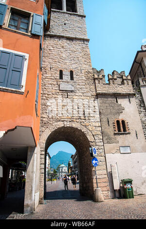 Riva del Garda ist einer der schönen kleinen Städten an diesem See in Norditalien. Gardasee ist eine beliebte europäische Reiseziel in der Nähe der Dolomiten Stockfoto
