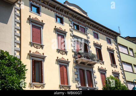 Riva del Garda ist einer der schönen kleinen Städten an diesem See in Norditalien. Gardasee ist eine beliebte europäische Reiseziel in der Nähe der Dolomiten Stockfoto