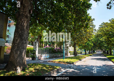 Riva del Garda ist einer der schönen kleinen Städten an diesem See in Norditalien. Gardasee ist eine beliebte europäische Reiseziel in der Nähe der Dolomiten Stockfoto
