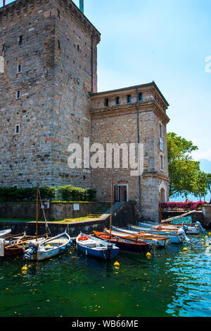 Riva del Garda ist einer der schönen kleinen Städten an diesem See in Norditalien. Gardasee ist eine beliebte europäische Reiseziel in der Nähe der Dolomiten Stockfoto