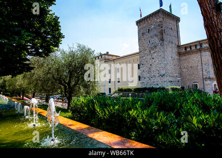 Riva del Garda ist einer der schönen kleinen Städten an diesem See in Norditalien. Gardasee ist eine beliebte europäische Reiseziel in der Nähe der Dolomiten Stockfoto