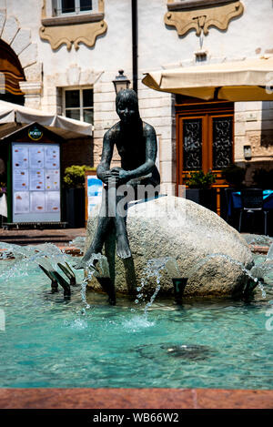 Riva del Garda ist einer der schönen kleinen Städten an diesem See in Norditalien. Gardasee ist eine beliebte europäische Reiseziel in der Nähe der Dolomiten Stockfoto