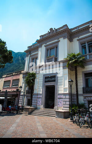 Riva del Garda ist einer der schönen kleinen Städten an diesem See in Norditalien. Gardasee ist eine beliebte europäische Reiseziel in der Nähe der Dolomiten Stockfoto